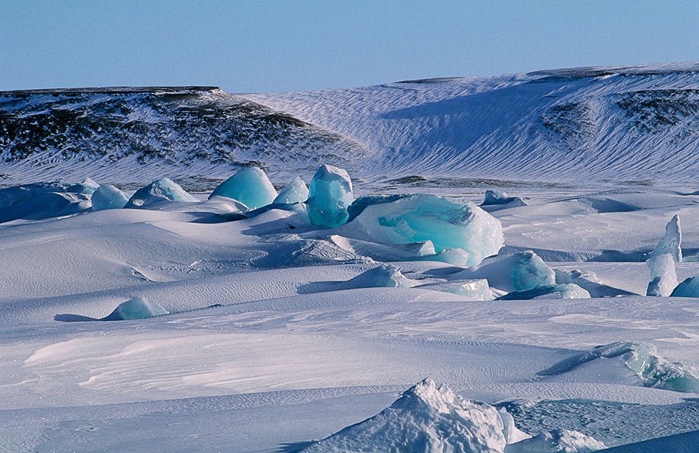 Turkosa isblock i arktisk öken på nordligaste Grönland.