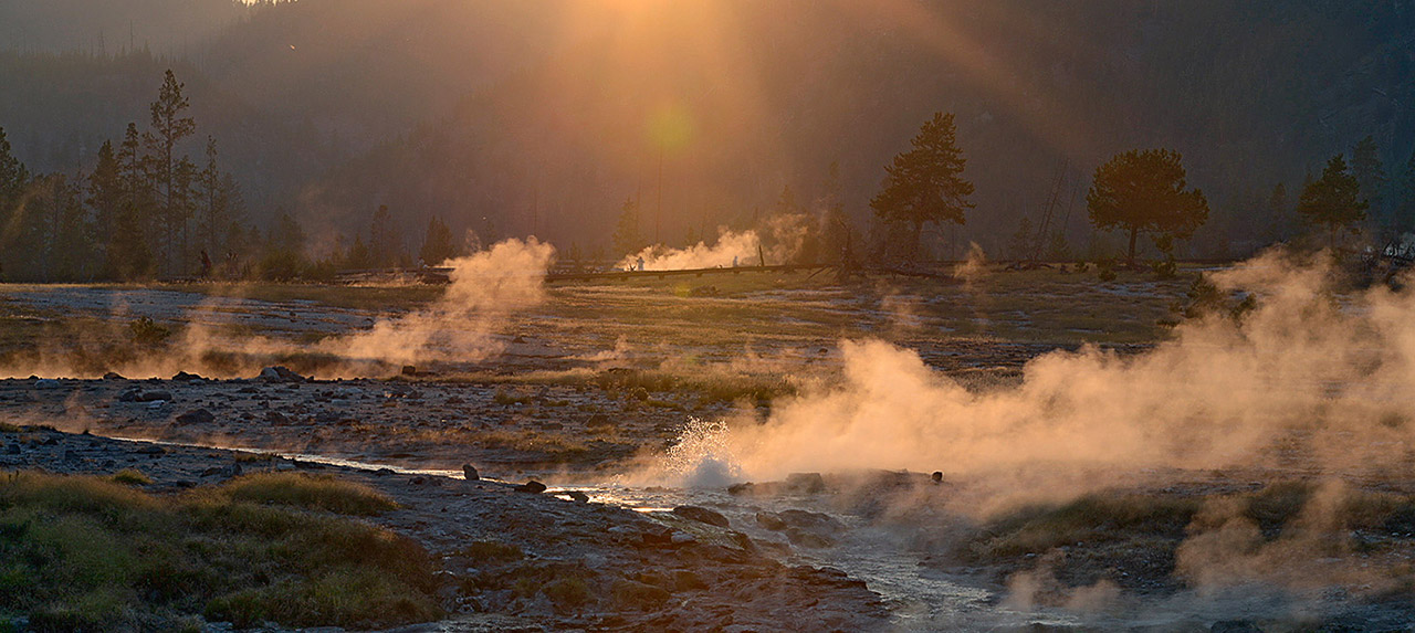 Kvällssol på ångande varma källor i Yellowstone National Park, USA