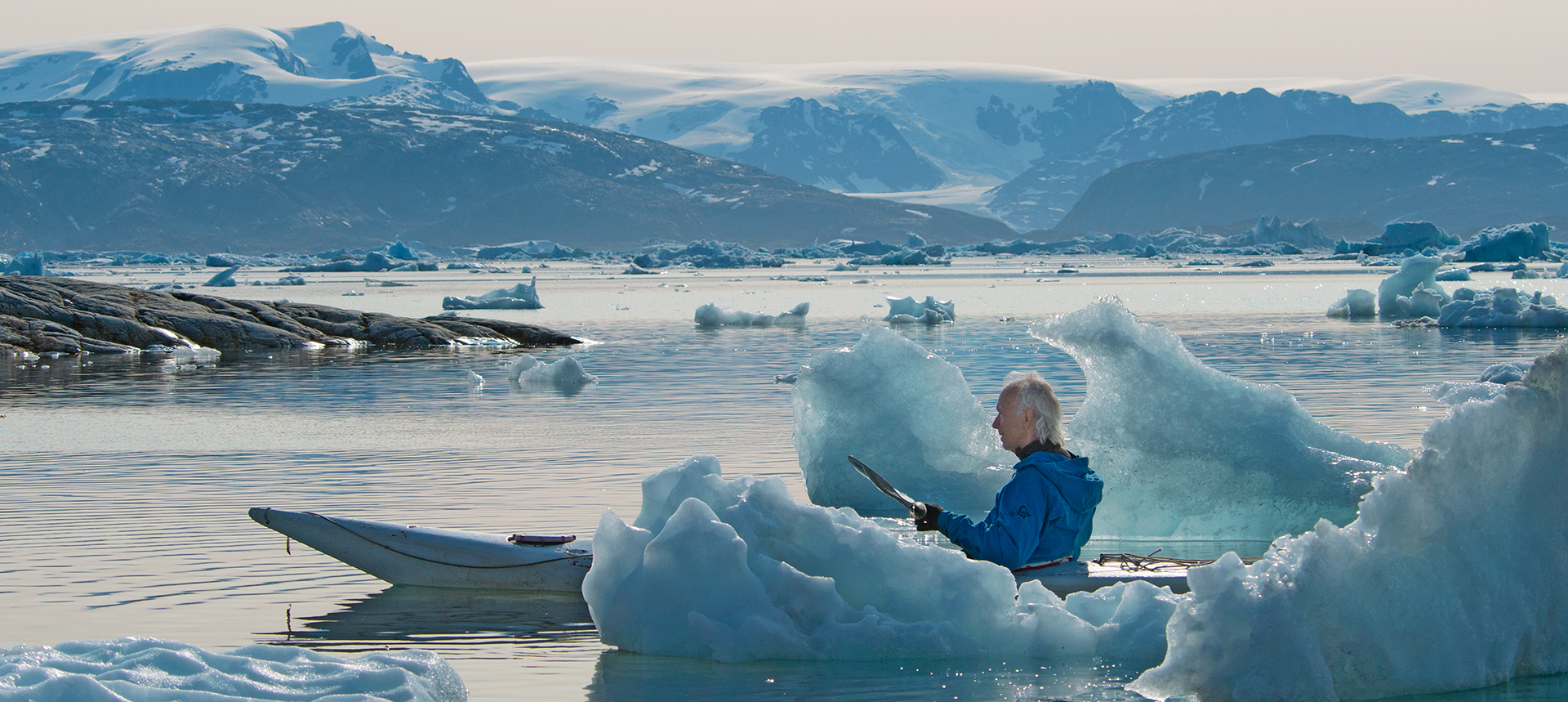 Mats paddlar kajak bland isberg i Sermilikfjorden på östra Grönland.