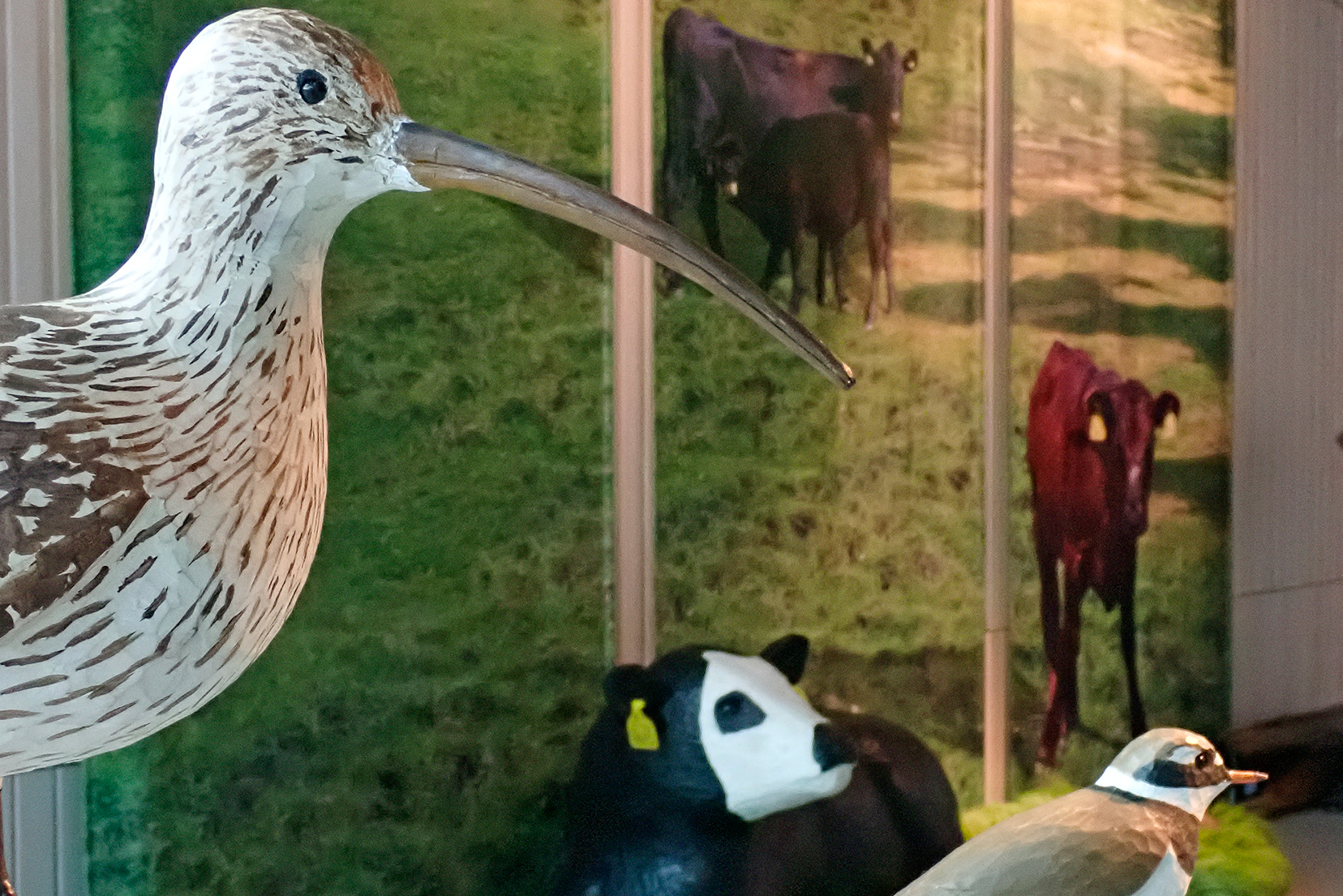 Träsnidade fåglar och kalv i utställningen i besökscentret naturum Trollskogen, på norra Öland.